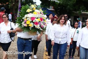 Familias nicaragüenses visitan a sus files difuntos en los distintos cementerios del país