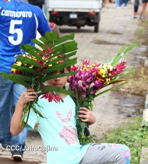 Familias nicaragüenses visitan a sus files difuntos en los distintos cementerios del país