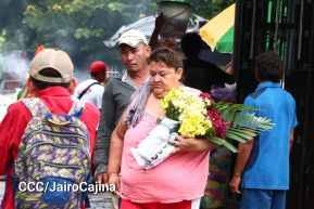 Familias nicaragüenses visitan a sus files difuntos en los distintos cementerios del país