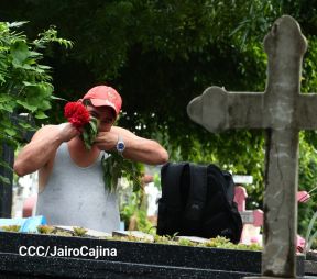 Familias nicaragüenses visitan a sus files difuntos en los distintos cementerios del país