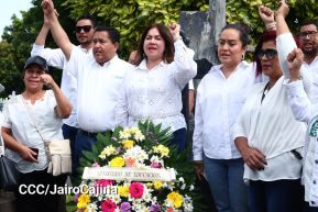 Familias nicaragüenses visitan a sus files difuntos en los distintos cementerios del país