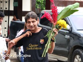 Familias nicaragüenses visitan a sus files difuntos en los distintos cementerios del país