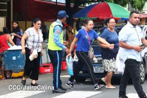 Familias nicaragüenses visitan a sus files difuntos en los distintos cementerios del país