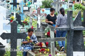 Familias nicaragüenses visitan a sus files difuntos en los distintos cementerios del país