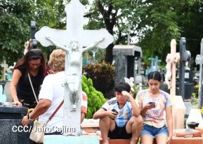 Familias nicaragüenses visitan a sus files difuntos en los distintos cementerios del país