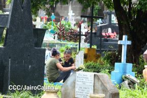 Familias nicaragüenses visitan a sus files difuntos en los distintos cementerios del país
