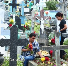 Familias nicaragüenses visitan a sus files difuntos en los distintos cementerios del país