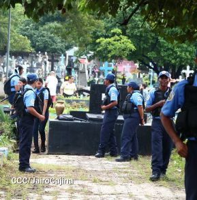 Familias nicaragüenses visitan a sus files difuntos en los distintos cementerios del país