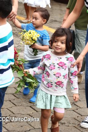 Familias nicaragüenses visitan a sus files difuntos en los distintos cementerios del país