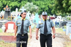 Familias nicaragüenses visitan a sus files difuntos en los distintos cementerios del país