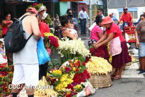 Familias nicaragüenses visitan a sus files difuntos en los distintos cementerios del país