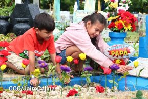 Familias nicaragüenses visitan a sus files difuntos en los distintos cementerios del país