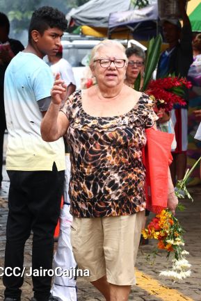 Familias nicaragüenses visitan a sus files difuntos en los distintos cementerios del país