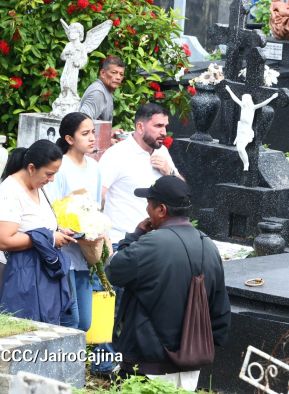 Familias nicaragüenses visitan a sus files difuntos en los distintos cementerios del país