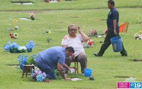 Familias nicaragüenses visitan a sus files difuntos en los distintos cementerios del país