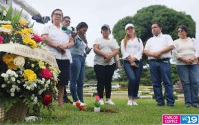 Familias nicaragüenses visitan a sus files difuntos en los distintos cementerios del país