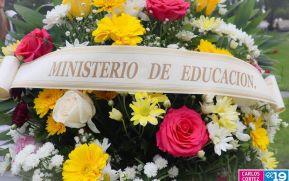 Familias nicaragüenses visitan a sus files difuntos en los distintos cementerios del país