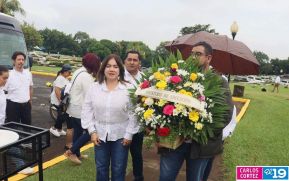 Familias nicaragüenses visitan a sus files difuntos en los distintos cementerios del país