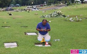 Familias nicaragüenses visitan a sus files difuntos en los distintos cementerios del país