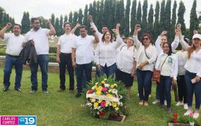 Familias nicaragüenses visitan a sus files difuntos en los distintos cementerios del país