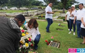 Familias nicaragüenses visitan a sus files difuntos en los distintos cementerios del país