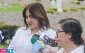Familias nicaragüenses visitan a sus files difuntos en los distintos cementerios del país