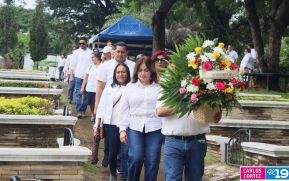 Familias nicaragüenses visitan a sus files difuntos en los distintos cementerios del país