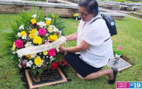Familias nicaragüenses visitan a sus files difuntos en los distintos cementerios del país