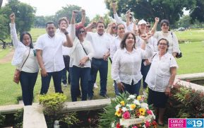 Familias nicaragüenses visitan a sus files difuntos en los distintos cementerios del país