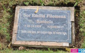 Familias nicaragüenses visitan a sus files difuntos en los distintos cementerios del país