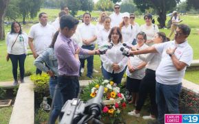 Familias nicaragüenses visitan a sus files difuntos en los distintos cementerios del país