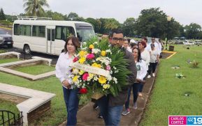 Familias nicaragüenses visitan a sus files difuntos en los distintos cementerios del país