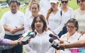 Familias nicaragüenses visitan a sus files difuntos en los distintos cementerios del país