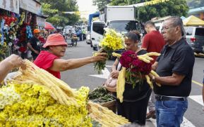 Familias nicaragüenses visitan a sus files difuntos en los distintos cementerios del país