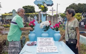 Familias nicaragüenses visitan a sus files difuntos en los distintos cementerios del país