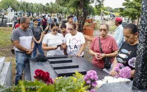 Familias nicaragüenses visitan a sus files difuntos en los distintos cementerios del país