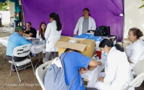 Familias nicaragüenses visitan a sus files difuntos en los distintos cementerios del país