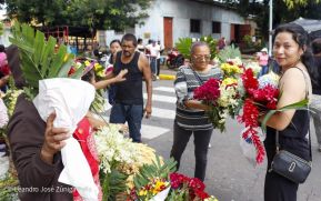 Familias nicaragüenses visitan a sus files difuntos en los distintos cementerios del país
