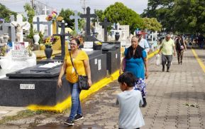 Familias nicaragüenses visitan a sus files difuntos en los distintos cementerios del país
