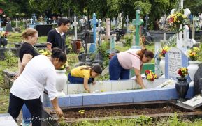 Familias nicaragüenses visitan a sus files difuntos en los distintos cementerios del país