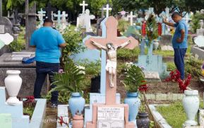 Familias nicaragüenses visitan a sus files difuntos en los distintos cementerios del país