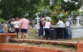 Familias nicaragüenses visitan a sus files difuntos en los distintos cementerios del país