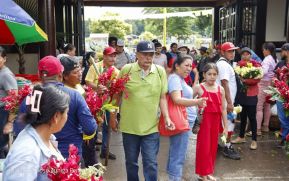 Familias nicaragüenses visitan a sus files difuntos en los distintos cementerios del país