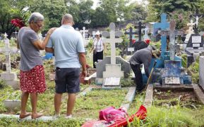 Familias nicaragüenses visitan a sus files difuntos en los distintos cementerios del país