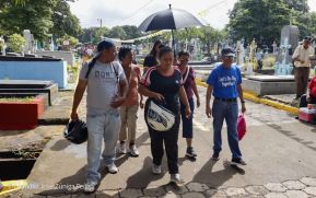 Familias nicaragüenses visitan a sus files difuntos en los distintos cementerios del país
