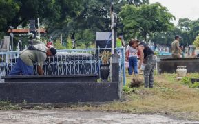 Familias nicaragüenses visitan a sus files difuntos en los distintos cementerios del país