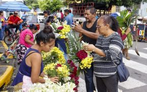 Familias nicaragüenses visitan a sus files difuntos en los distintos cementerios del país