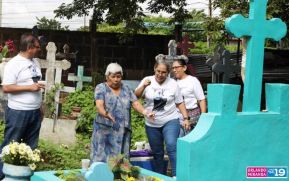 Familias nicaragüenses visitan a sus files difuntos en los distintos cementerios del país