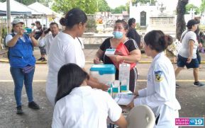 Familias nicaragüenses visitan a sus files difuntos en los distintos cementerios del país