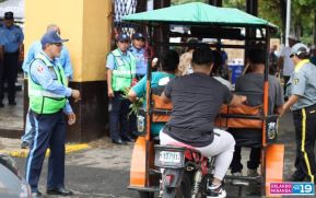 Familias nicaragüenses visitan a sus files difuntos en los distintos cementerios del país